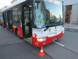 Trolejbus u Grandu srazil chodce na přechodu. V Hradci Králové jde o dopravně vytížené místo