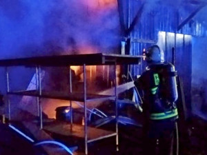 Hasiči zasahovali u požáru dílny v Otovicích. Ta lehla popelem