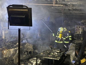 Hasiči zasahovali u požáru dílny v Otovicích. Ta lehla popelem