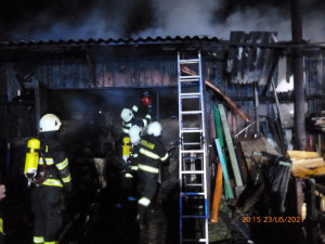 Hasiči zasahovali u požáru dílny v Otovicích. Ta lehla popelem