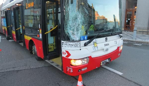 Trolejbus u Grandu srazil chodce na přechodu. V Hradci Králové jde o dopravně vytížené místo