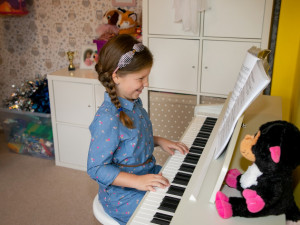 Mé ouško je maličké a nemám do něj dírku, popisuje Barunka. Rodina shání peníze na nákladnou operaci