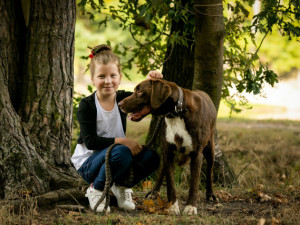 Mé ouško je maličké a nemám do něj dírku, popisuje Barunka. Rodina shání peníze na nákladnou operaci