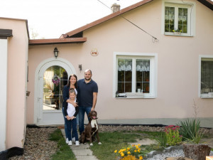 Mé ouško je maličké a nemám do něj dírku, popisuje Barunka. Rodina shání peníze na nákladnou operaci