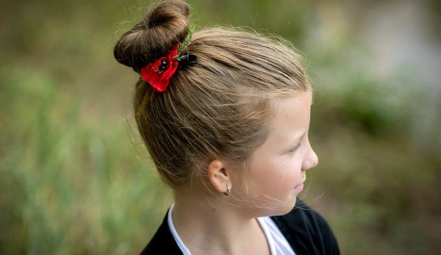 Ve škole se Báře smějí kvůli jejímu malému oušku, na které navíc neslyší. Rodina shání peníze na operaci