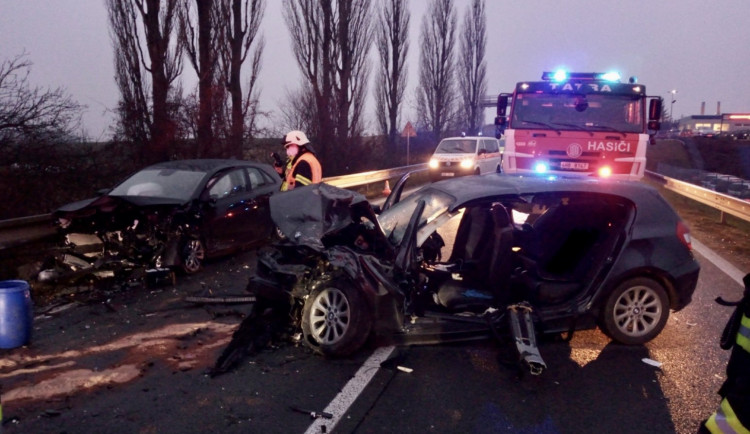 Vážná dopravní nehoda zastavila provoz na silnici z Hradce Králové do Jaroměře