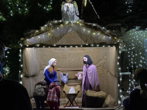 V Jaroměři rozsvítili vánočně nazdobený dům, nechybí ani nekonečný dopis Ježíškovi