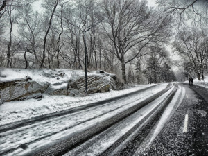 Na silnicích v Krkonoších a Orlických horách leží vrstva ujetého sněhu. Řidiči musí opatrně