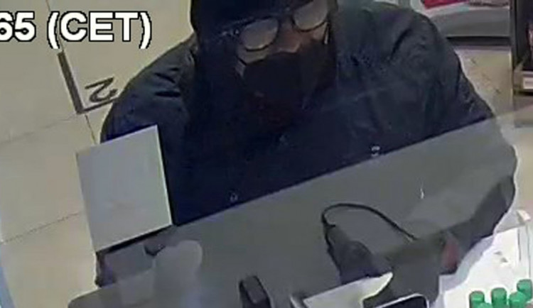 V Brně řádil lupič s respirátorem pod nosem. Čerpací stanici přepadl za minutu