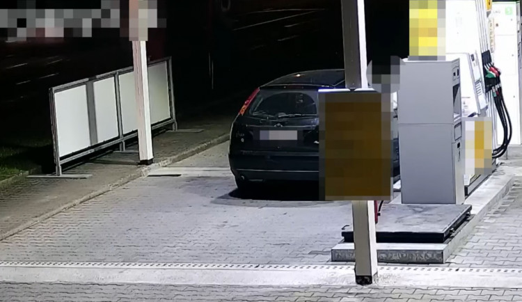 Natankoval 40 litrů benzinu a ujel bez placení. Za podobné chování už seděl za mřížemi