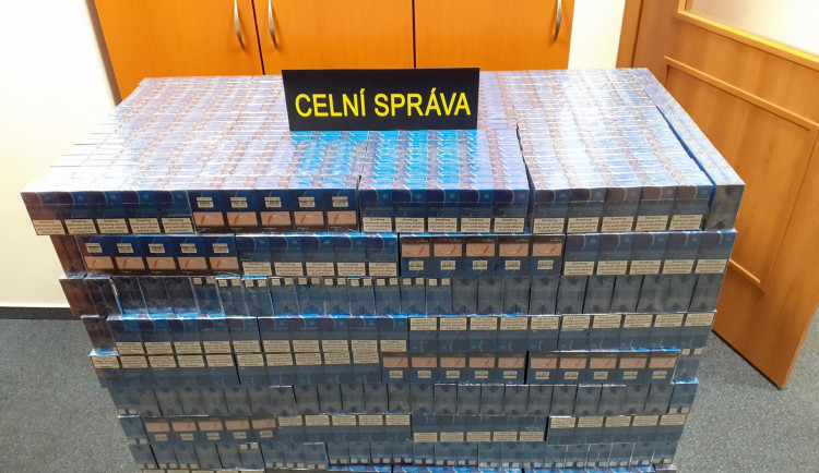 Žena vezla v kufru auta 100 tisíc neokolkovaných cigaret. Prozradily jí třesoucí se ruce