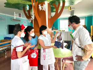 Zdravotní klauni slaví 20 let existence. Včera přinesli symbolických 20 minut radosti lékařům a sestrám