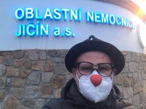 Zdravotní klauni slaví 20 let existence. Včera přinesli symbolických 20 minut radosti lékařům a sestrám