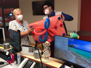 Zdravotní klauni slaví 20 let existence. Včera přinesli symbolických 20 minut radosti lékařům a sestrám