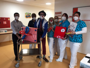 Zdravotní klauni slaví 20 let existence. Včera přinesli symbolických 20 minut radosti lékařům a sestrám