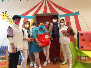 Zdravotní klauni slaví 20 let existence. Včera přinesli symbolických 20 minut radosti lékařům a sestrám