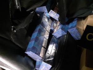 Žena vezla v kufru auta 100 tisíc neokolkovaných cigaret. Prozradily jí třesoucí se ruce