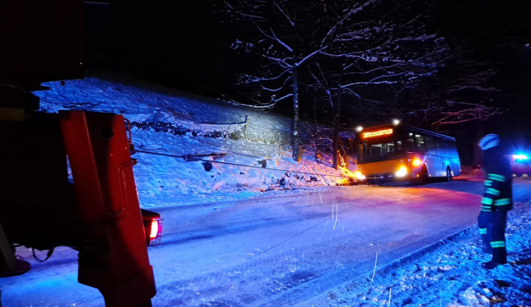 Až do večera platí varování před sněhem a silným větrem. Od rána se bouralo především ve vyšších polohách