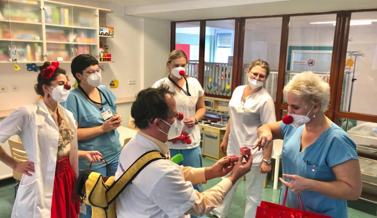 Zdravotní klauni slaví 20 let existence. Včera přinesli symbolických 20 minut radosti lékařům a sestrám