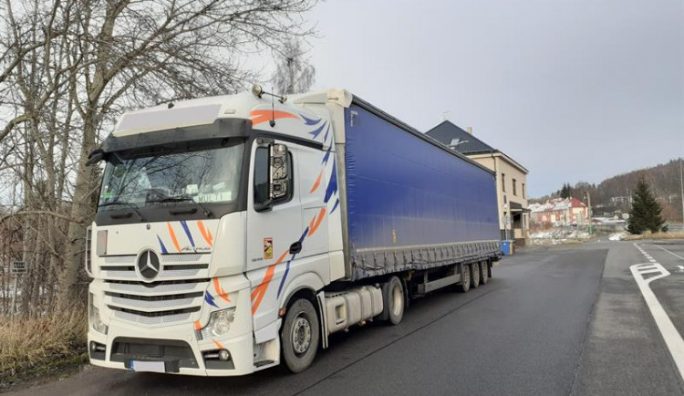 Řidič kamionu nadýchal přes 2,5 promile. Přes hradecký kraj projížděl do Německa
