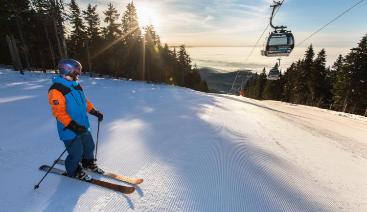 V Krkonoších se začíná lyžovat. Zítra se rozjedou vleky ve SkiResortu