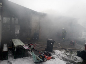 V Královci hořela garáž. Zásah hasičů komplikovalo husté sněžení