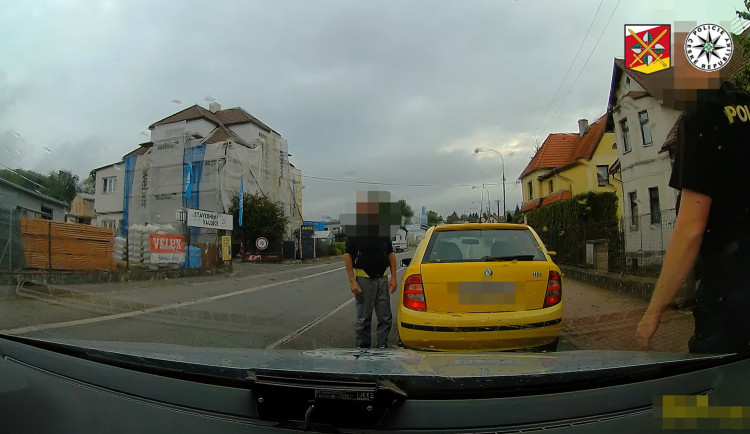 Nejdřív masturboval na veřejnosti, pak jezdil pod vlivem. Jste si na mě dneska zasedli, řekl policistům při kontrole