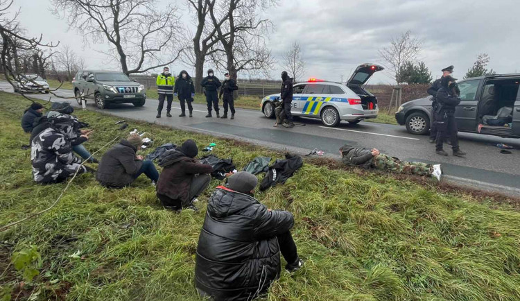 Dramatická honička a desítky migrantů ve třech autech. Jižní Morava čelí náporu běženců