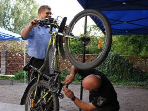 Ve Dvoře Králové značkují kola proti krádeži, zloději se jim raději vyhýbají