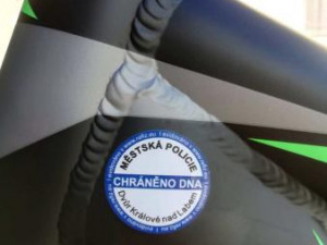 Ve Dvoře Králové značkují kola proti krádeži, zloději se jim raději vyhýbají