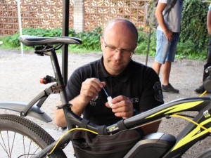 Ve Dvoře Králové značkují kola proti krádeži, zloději se jim raději vyhýbají