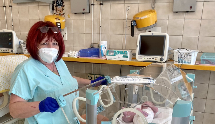 S maminkami, které mají jiný názor, se snažíme respektovat, říká sestra z novorozeneckého oddělení