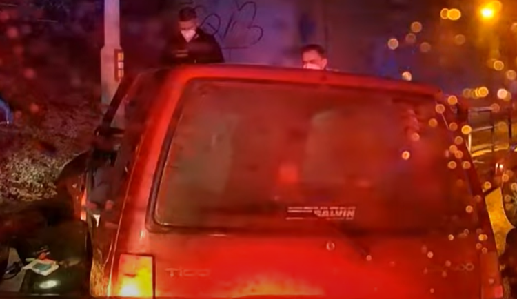 Muž v Brně ujížděl policistům. Po druhém nárazu ho z auta vystříhali hasiči