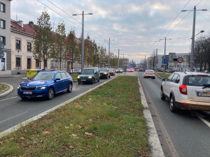 Doba hájení skončila, hradecká křižovatka Koruna nefunguje. Je špuntem pro dopravu, tvrdí řada lidí