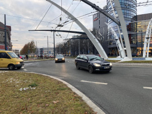 Doba hájení skončila, hradecká křižovatka Koruna nefunguje. Je špuntem pro dopravu, tvrdí řada lidí