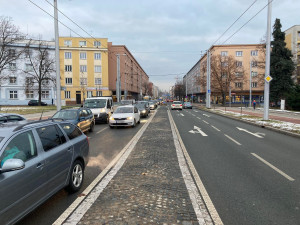 Doba hájení skončila, hradecká křižovatka Koruna nefunguje. Je špuntem pro dopravu, tvrdí řada lidí