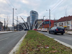 Doba hájení skončila, hradecká křižovatka Koruna nefunguje. Je špuntem pro dopravu, tvrdí řada lidí