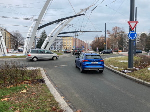 Doba hájení skončila, hradecká křižovatka Koruna nefunguje. Je špuntem pro dopravu, tvrdí řada lidí