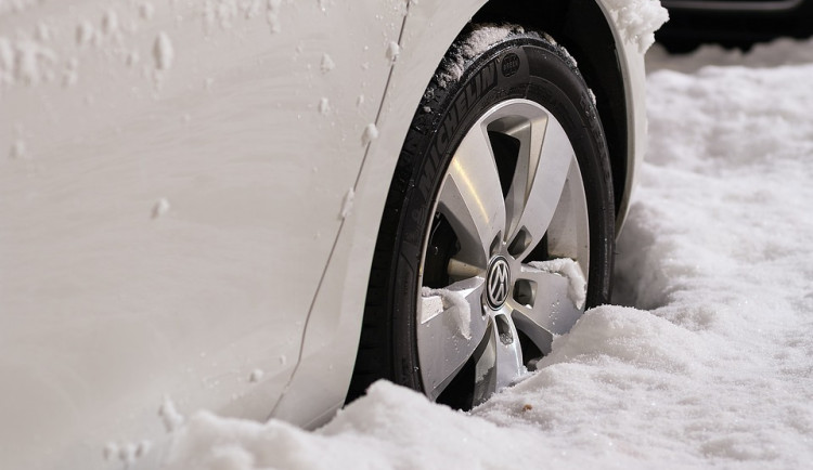 Pro část hradeckého kraje platí varování před sněhem. Způsobí komplikace v dopravě