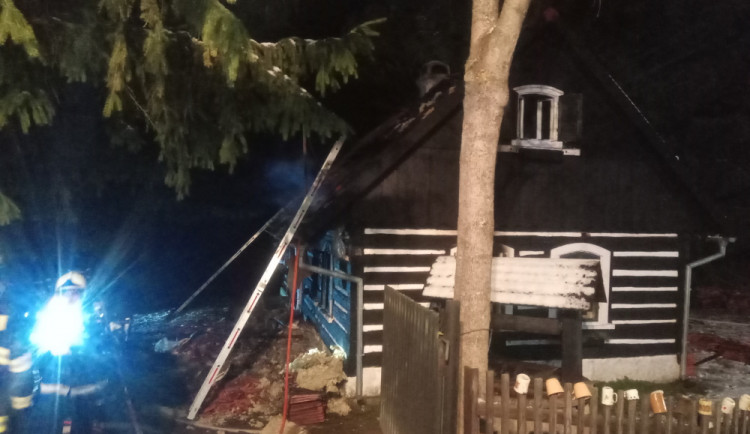 Noční požár na Jičínsku zničil roubenku. Škoda se odhaduje na 1,2 milionu korun