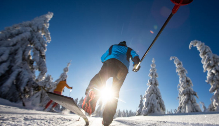 PŘEHLED: Zimní počasí bude přát. Kam vyrazit na lyže a běžky?