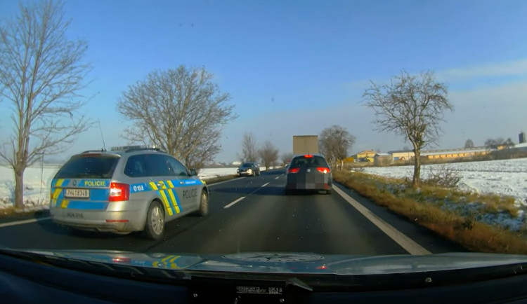 Neřidič pod vlivem drog s pistolí v přihrádce, takový byl „úlovek“ hradecké policie