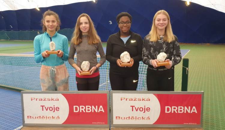 Mladí tenisté bojují o výlet na Wimbledon. Podívejte se na výsledky prvního turnaje