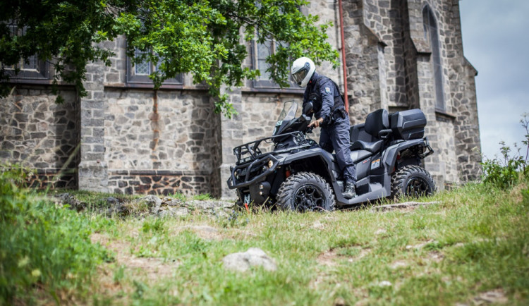 Díky práci u Policie získal obecní byt ve Zlatých Horách na Jesenicku. Mám výbornou a stabilní práci v krásném prostředí hor, říká mladý policista Radek Hlavsa