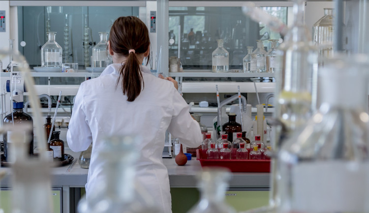 Epidemie v kraji mírně brzdí. Tlak na zdravotníky je ale stále velký