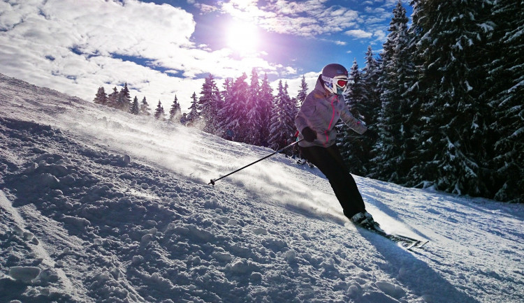Půjčovny lyží hlásí větší zájem o běžky a skialpy. Sjezdaři zatím s obavami vyčkávají