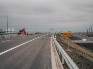 Tento týden se otevřou dvě nové dálnice. Po D11 se první řidiči projedou v pátek před obědem