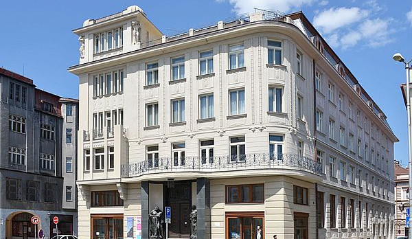 Galerii v Hradci v pátek otevírá dvě nové výstavy současných umělců