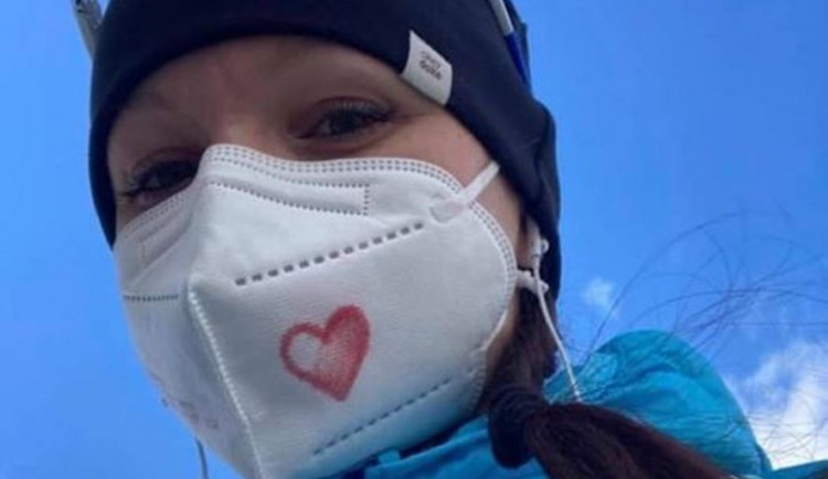 Náplast se srdíčkem a přáníčko. Iniciativa bojuje proti agresi vůči zdravotníkům