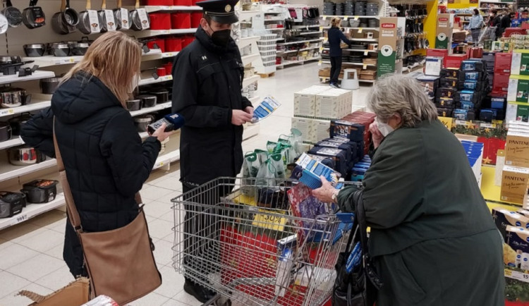 V předvánočním čase přibývá krádeží v nákupních zónách. Buďte obezřetní, nabádá policie